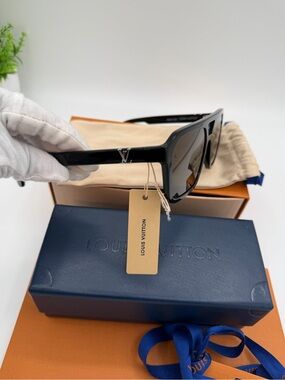 NWT Louis Vuitton Black Rectangular Monogram Sunglasses😍